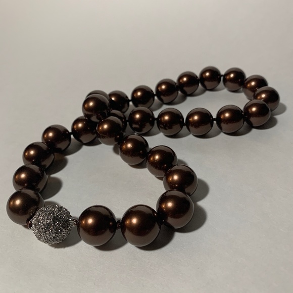 Elegant Shell Pearl Necklace with Magnetic Clasp in Chocolate Brown 15mm - Picture 1 of 8